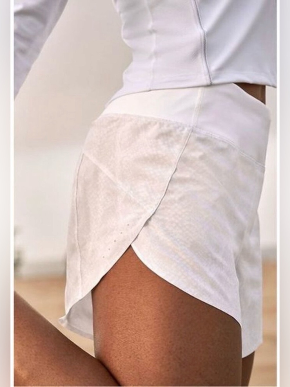 Athleta EUC run with it 3.5” shorts white snake print size S